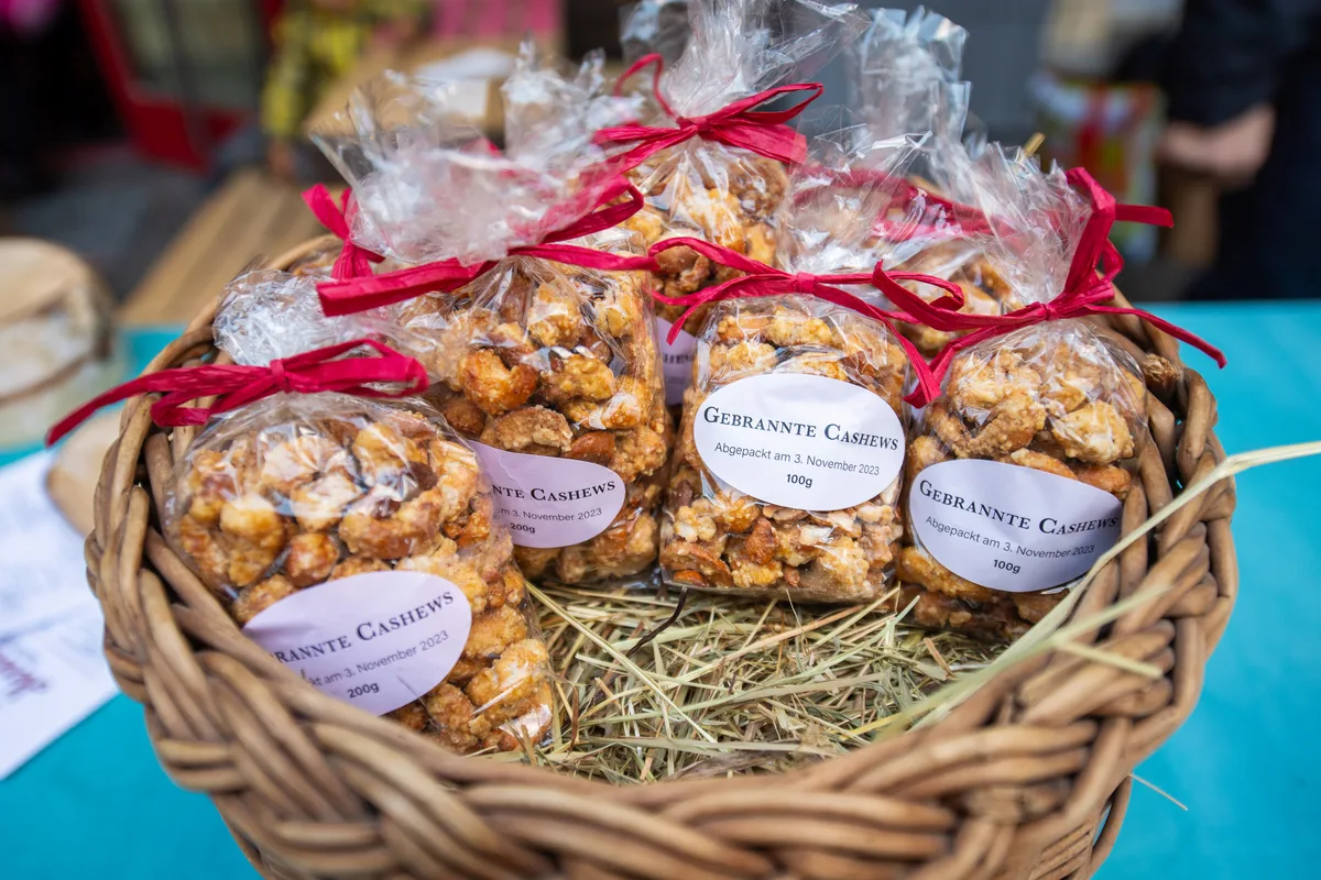 Mehrere Säcke von gebrannten Cashews im Korb.